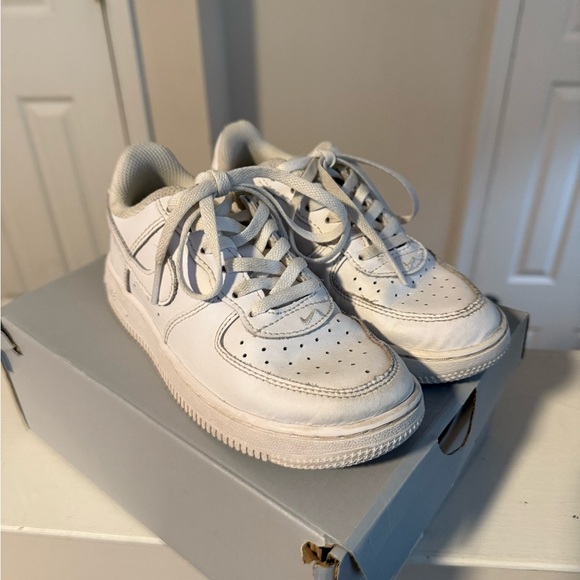 Nike white Air Force 1 LE kids size 13c - Picture 2 of 9